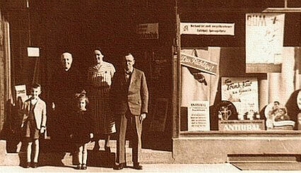 rechts: Apotheker Christian Lauth, links: sein Sohn Alfred, der die Apotheke später bis 1983 leitete.